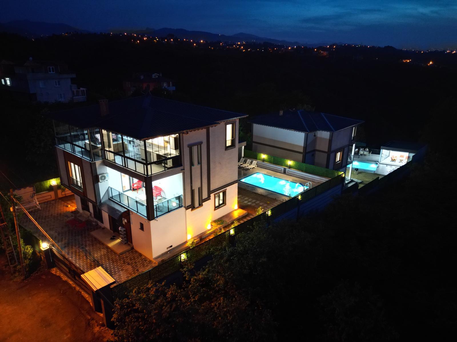 ARAKLI HÜRRİYET MAHALLESİNDE HAVUZLU LÜKS SATILIK VİLLALAR